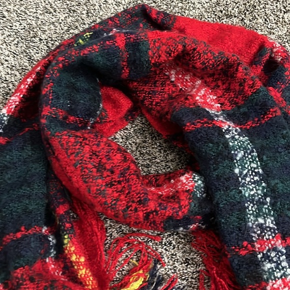 H&M Red Chunky Blanket Knit Plaid Scarf, NWOT - Picture 3 of 4